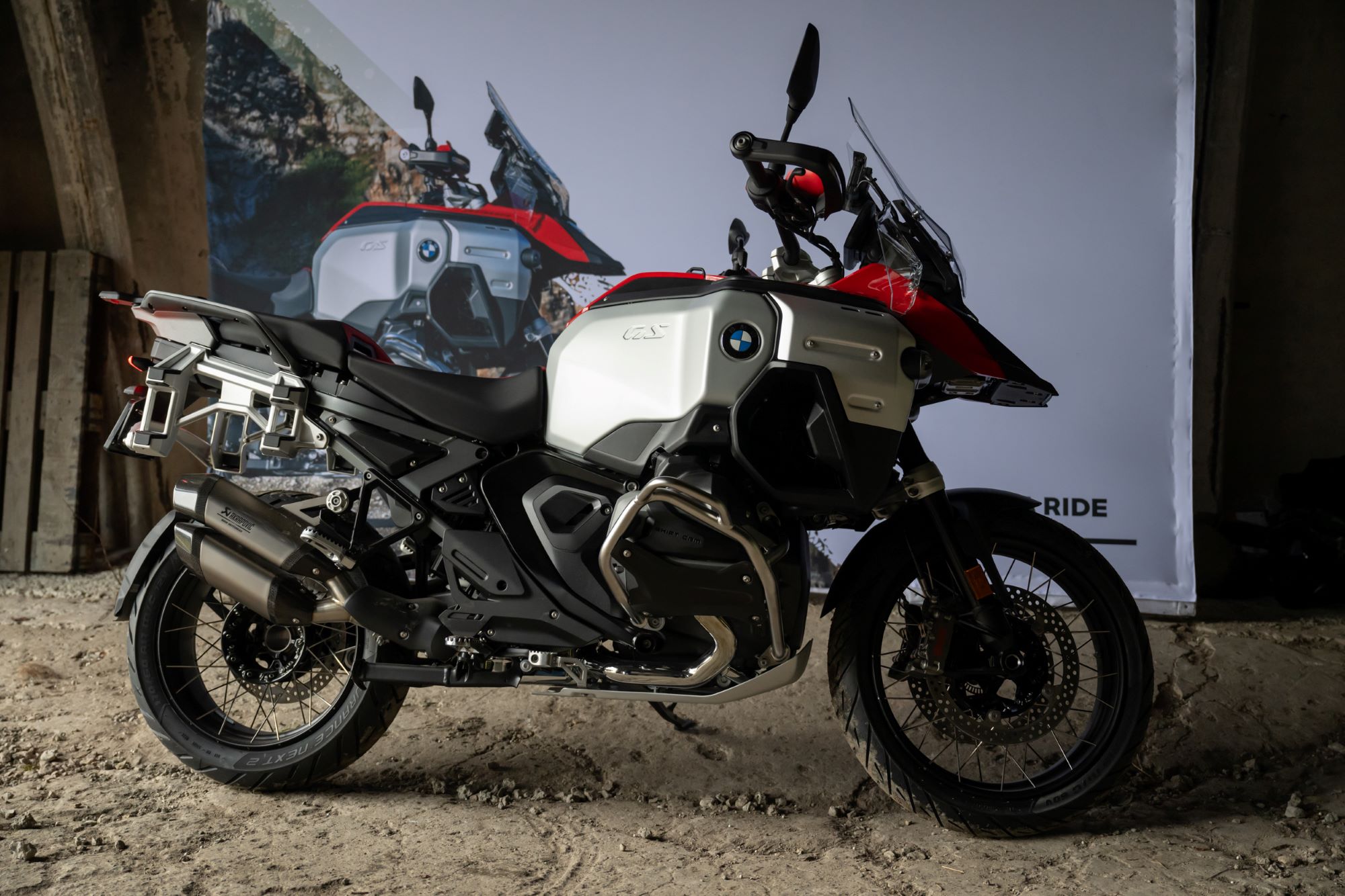 BMW R 1300 GS Adventure kombineerib margi võimsaima boksermootori adaptiivse vedrustuse ning rohkete lisadega