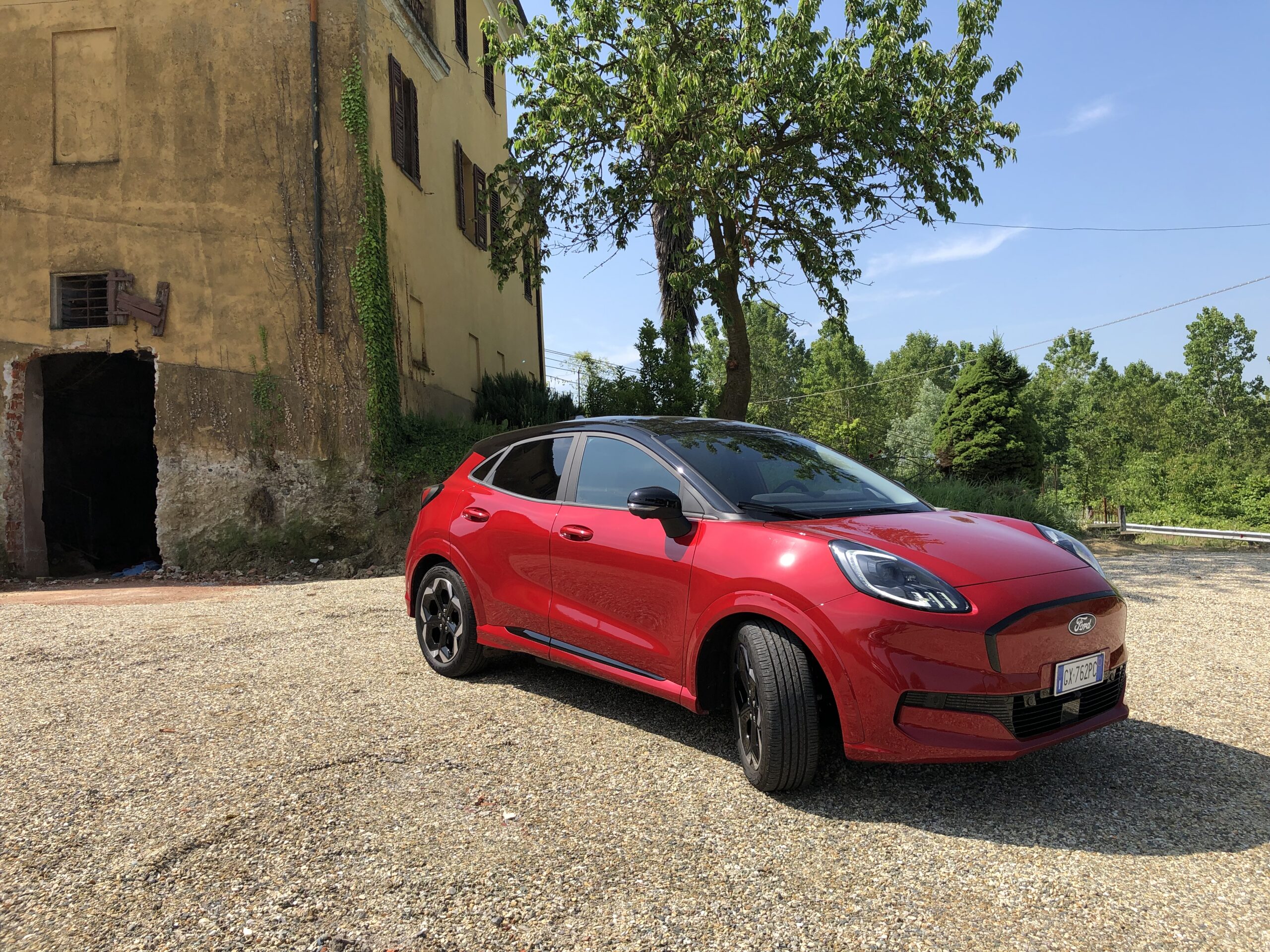 Musta värvi katusega Ford Puma Gen-E.